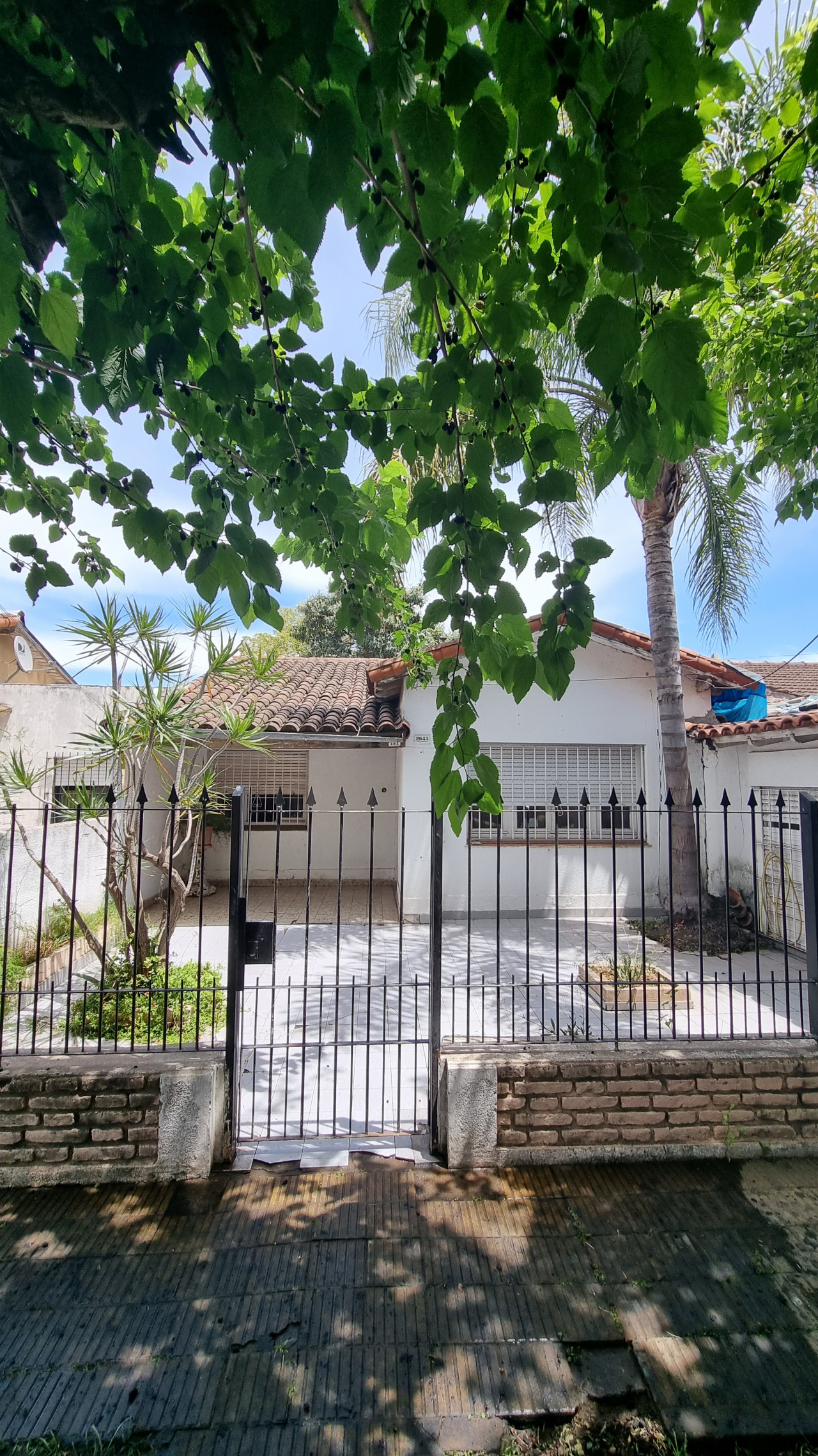 ### EXCELENTE CASA EN VENTA - 3 DORMITORIOS, APTO CREDITO HIOTECARIO B MARIANO MORENO ###