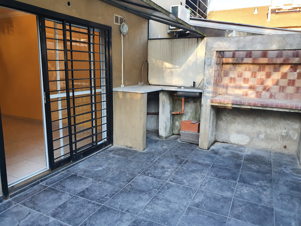 ### DEPARTAMENTO DOS AMBIENTES, CON PATIO Y COCHERA / VENTA SAN MIGUEL ###