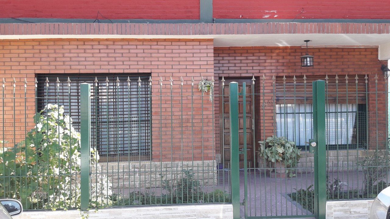 ### VENTA DE CASA 2 DORMITORIOS MAS DEPARTAMENTO 3 AMBIENTES EN SAN MIGUEL ###